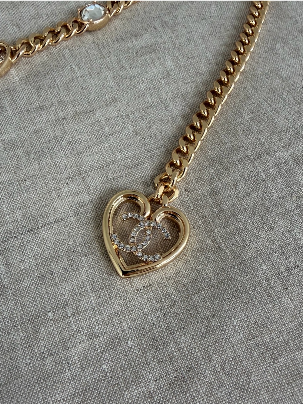 ✨CHANEL Gold Heart Charm Chain Belt with Crystal Accents💛 - Picture 6 of 13